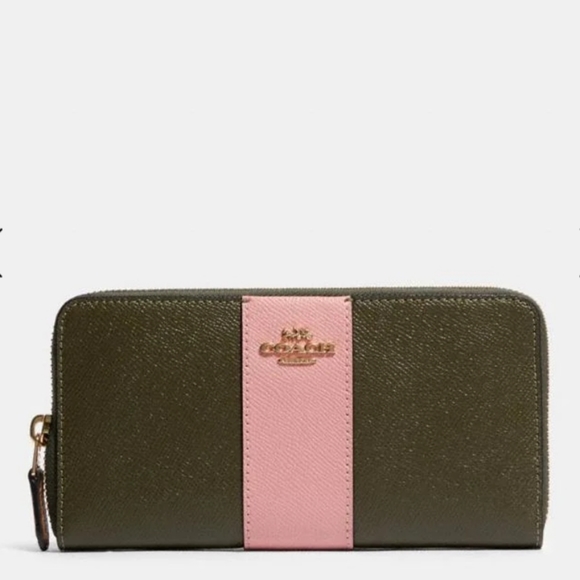 Coach Handbags - 💕 NWT coach wallet